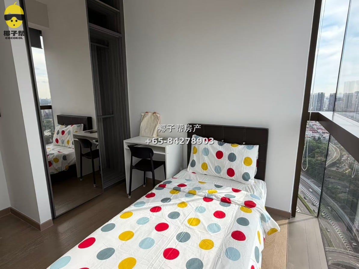 [For Rent] PSB/Kaplan/NAFA Apartment Super Large Window View Common Room 1
