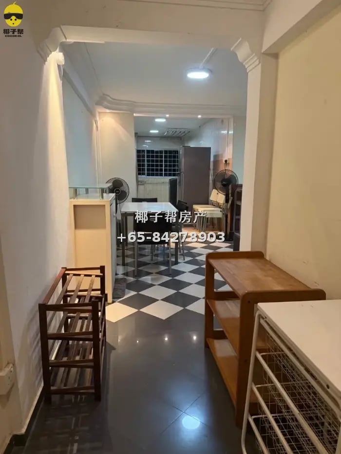 Air-conditioned HDB room near Serangoon MRT. 6-minute walk. 2