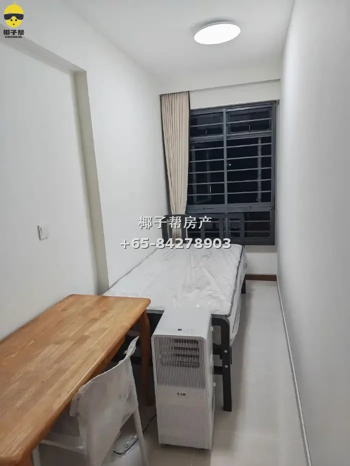 HDB study room beside Woodlands MRT station. High floor, ven 1