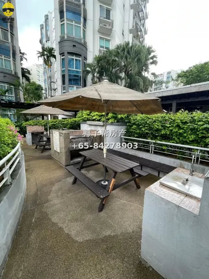 6-minute walk to Hillview MRT Station. Condo junior master r 4