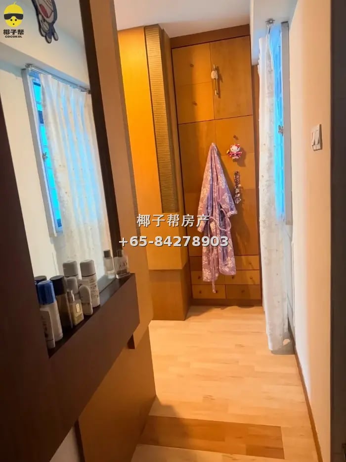 HDB master room next to Sembawang MRT. Couples welcome. Util 1