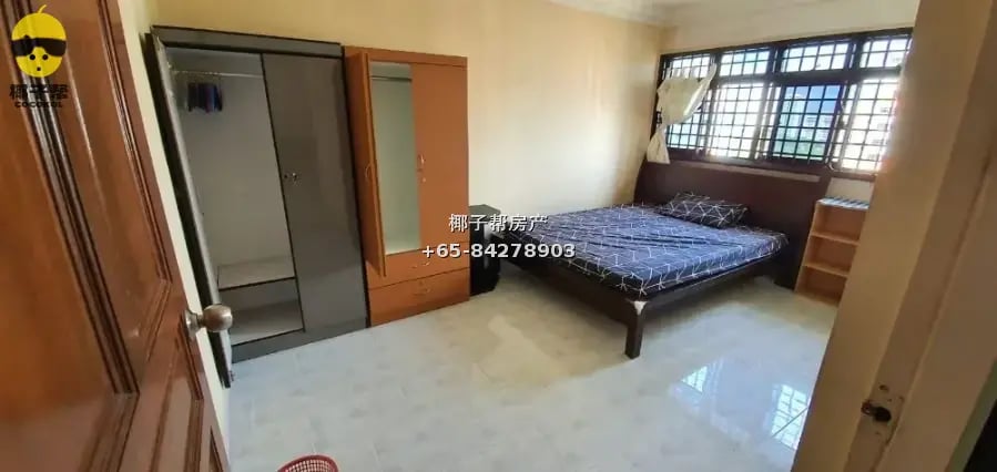 Air-conditioned common room near Bedok MRT. Two-person shari 1