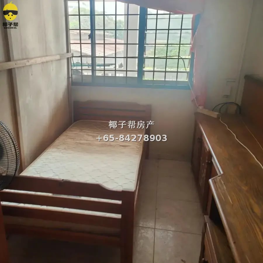 Partition room next to Yishun MRT station. Utilities include 3