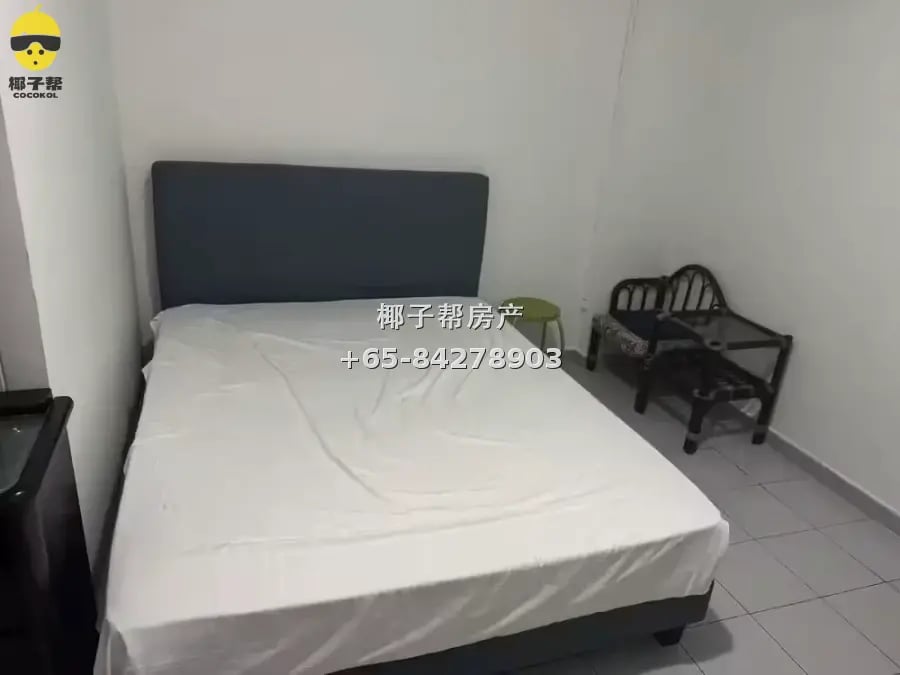 Master bedroom next to Pasir Ris MRT, private bathroom, util 1