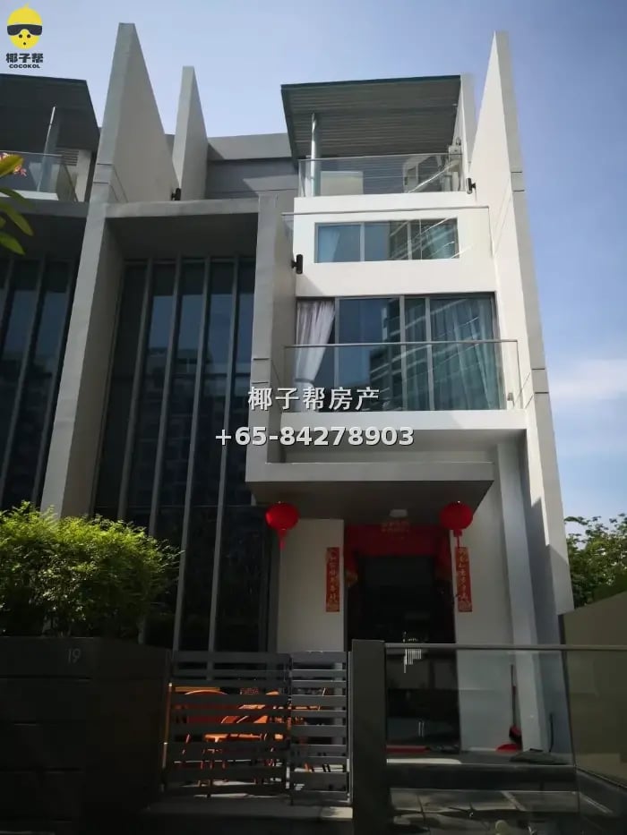 Brand new master bedroom in a terrace house next to Khatib M 2