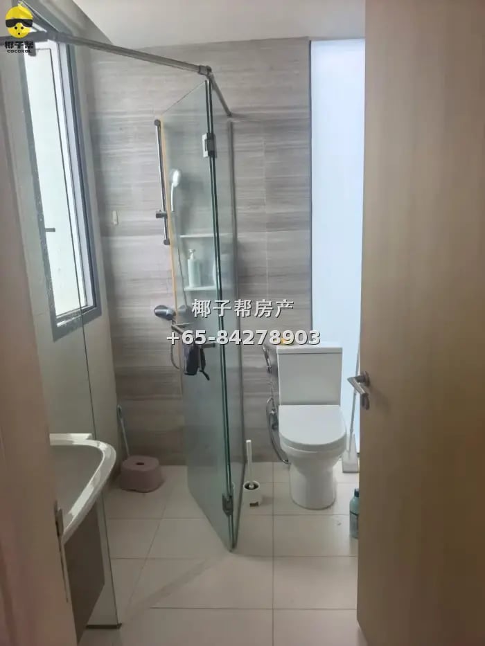 Brand new master bedroom in a terrace house next to Khatib M 4