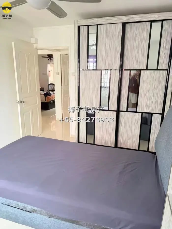 Single room in HDB flat next to Bukit Gombak MRT. 10-minute 2