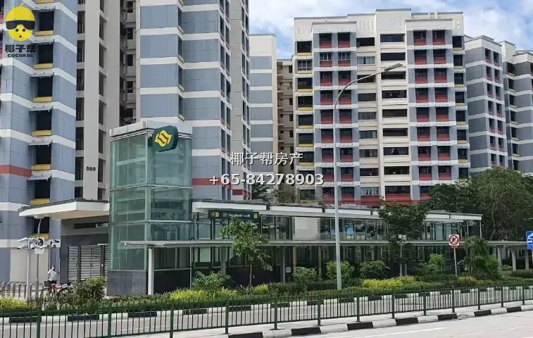 Common room in HDB flat next to Woodlands South MRT, 2-minut 1
