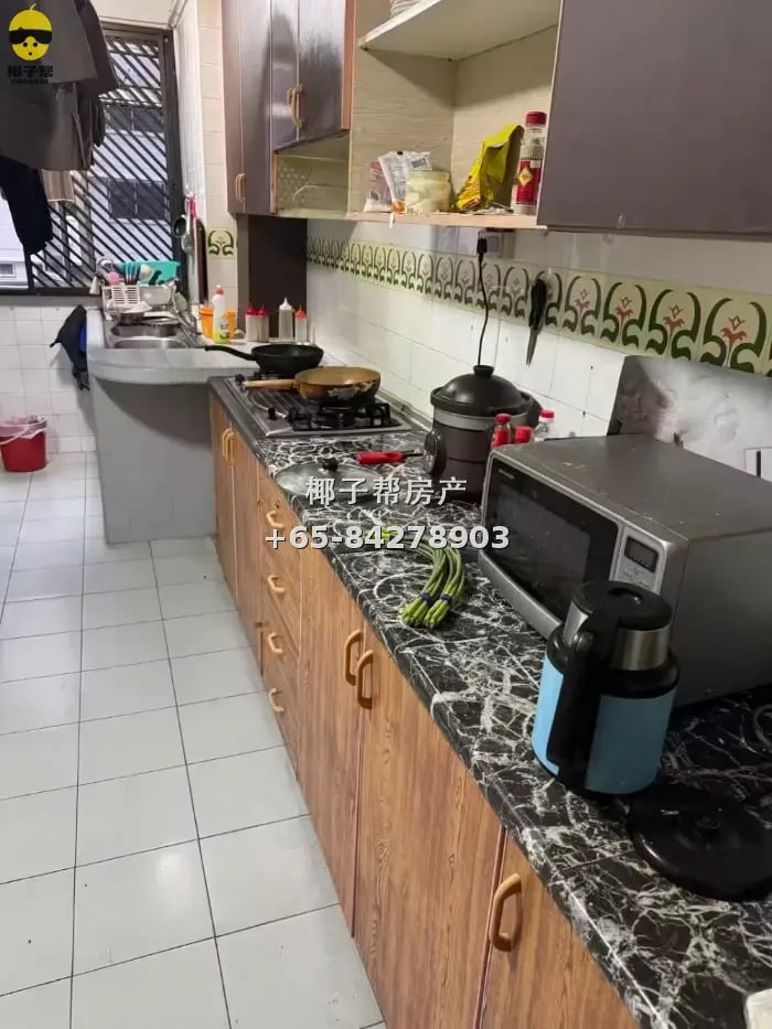 Master bedroom next to Pasir Ris MRT, private bathroom, util 4