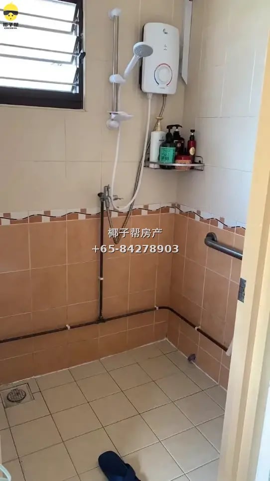 勿洛. MRT. 。2房 + 1厅 。有2空调 。01 01 2027 可以搬进 Bedok MRT . 可以6 人. 4