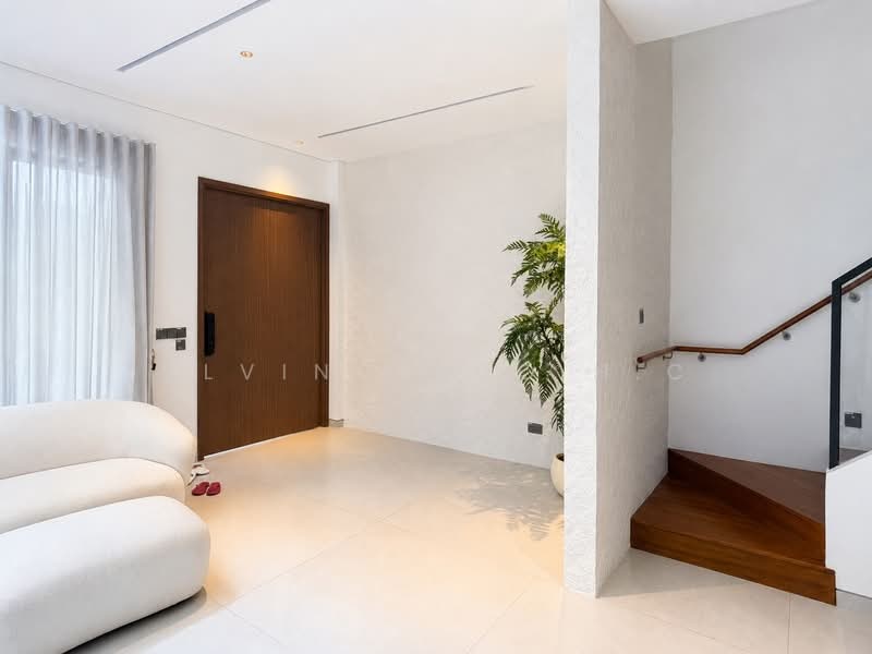 拎包入住：稀有永久产权3.5层转角排屋，靠近地铁站和购物中心，生活便利。 5