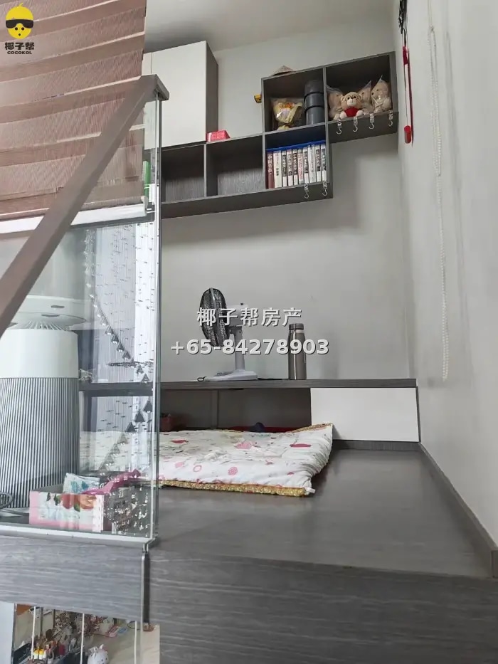 Small room in HDB flat near Queenstown MRT. Utilities includ 4