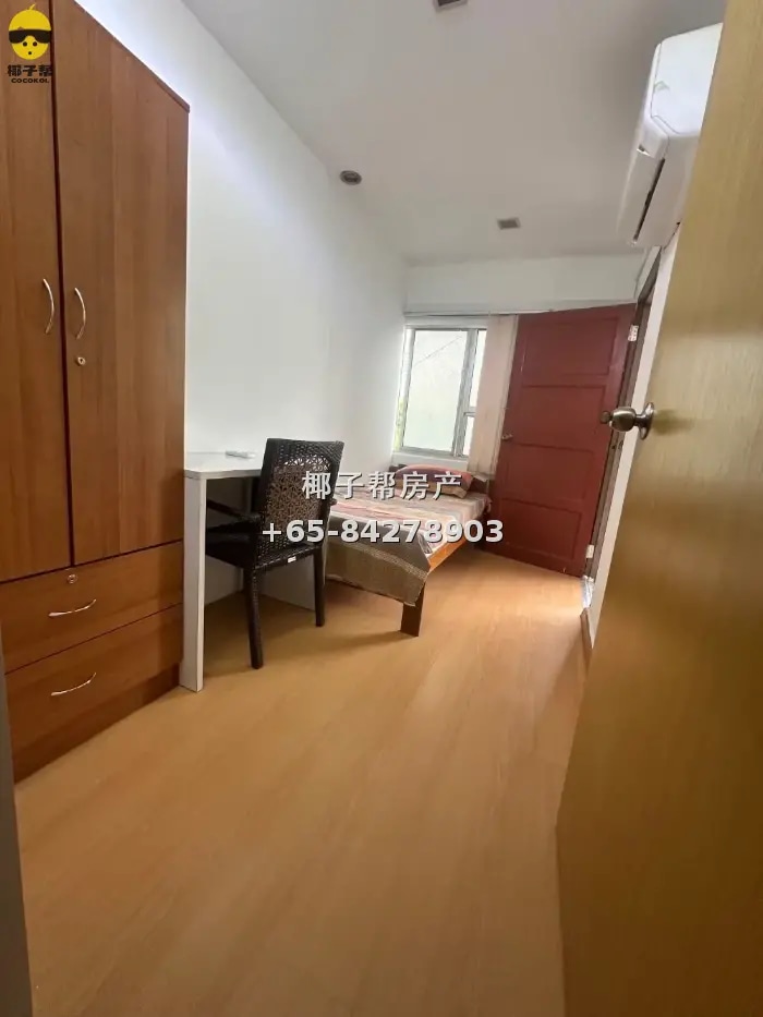 Private room in shared flat next to Kembangan MRT, about 3 m 8