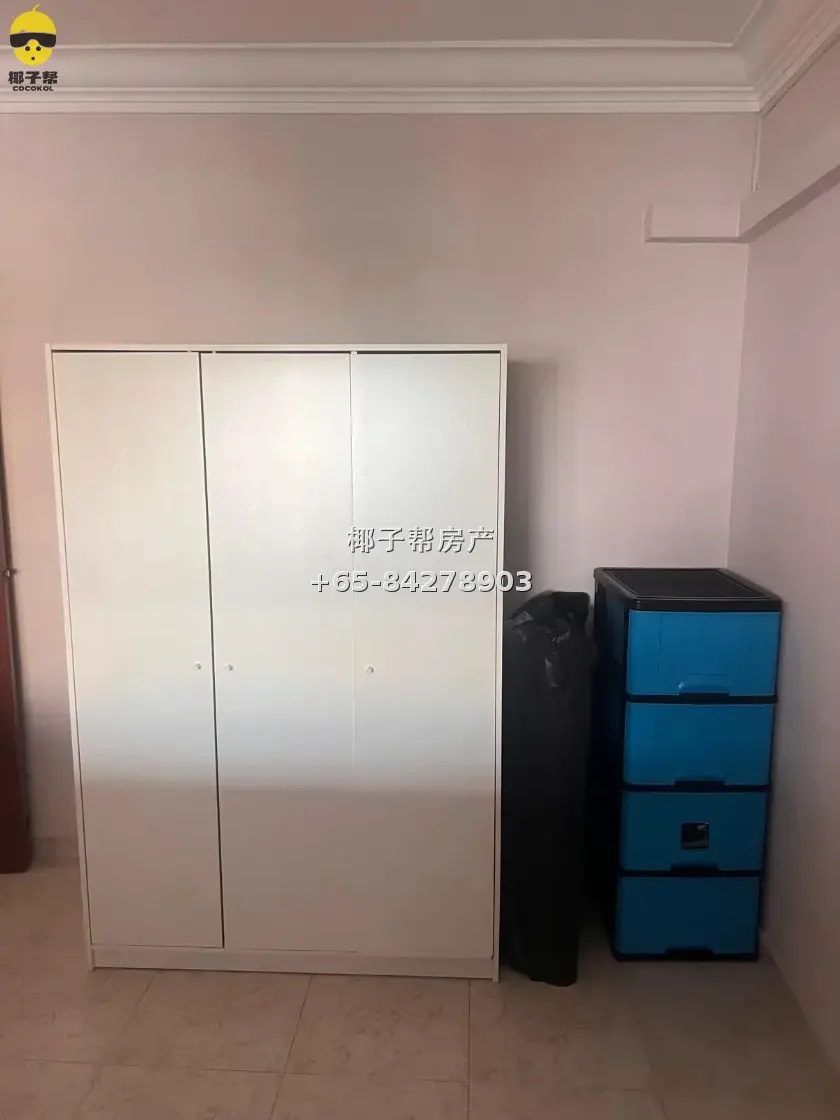 Common room in HDB flat next to Bukit Batok MRT, 4-minute wa 1