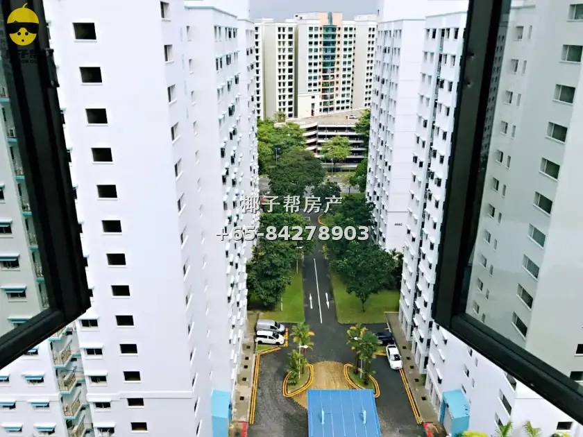 Single room next to Boon Lay MRT station, 7-minute walk, uti 1