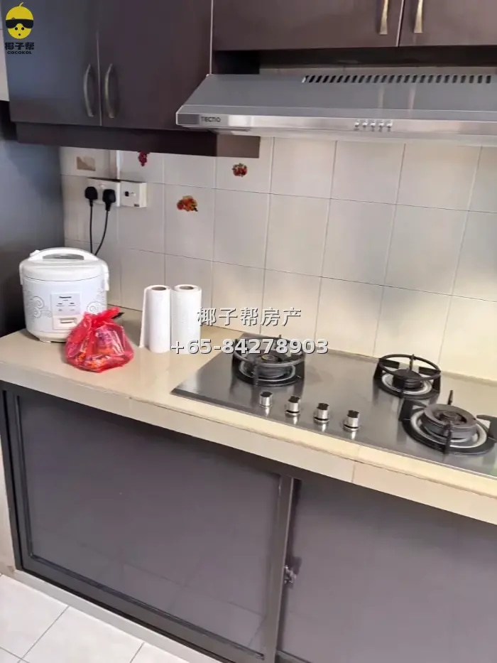 Male shared room beside Ubi MRT Station. 1-minute walk, util 8
