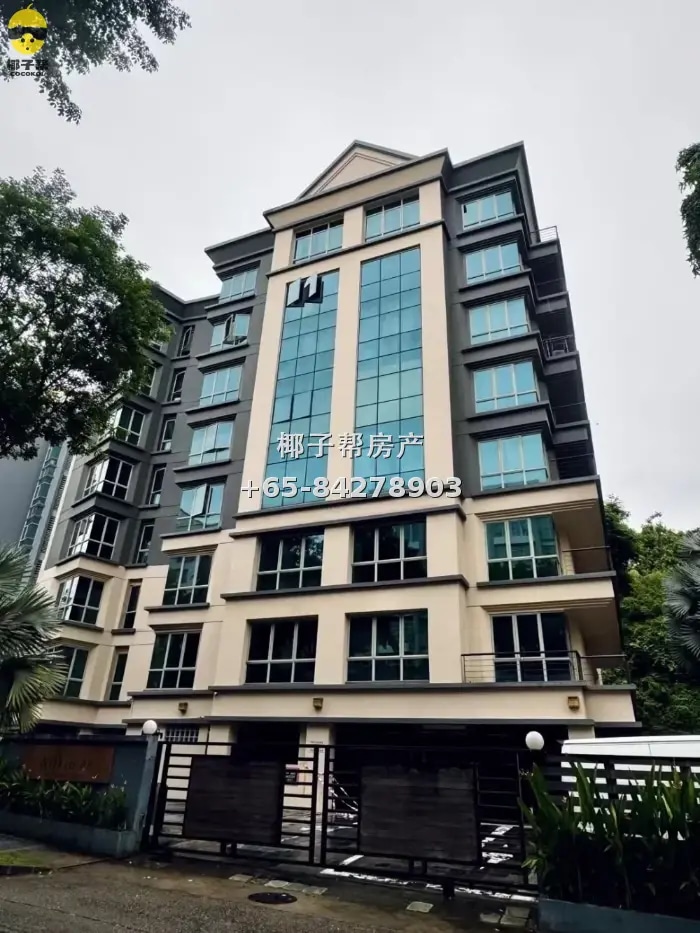 Common room in female-only apartment next to Dhoby Ghaut MRT 3