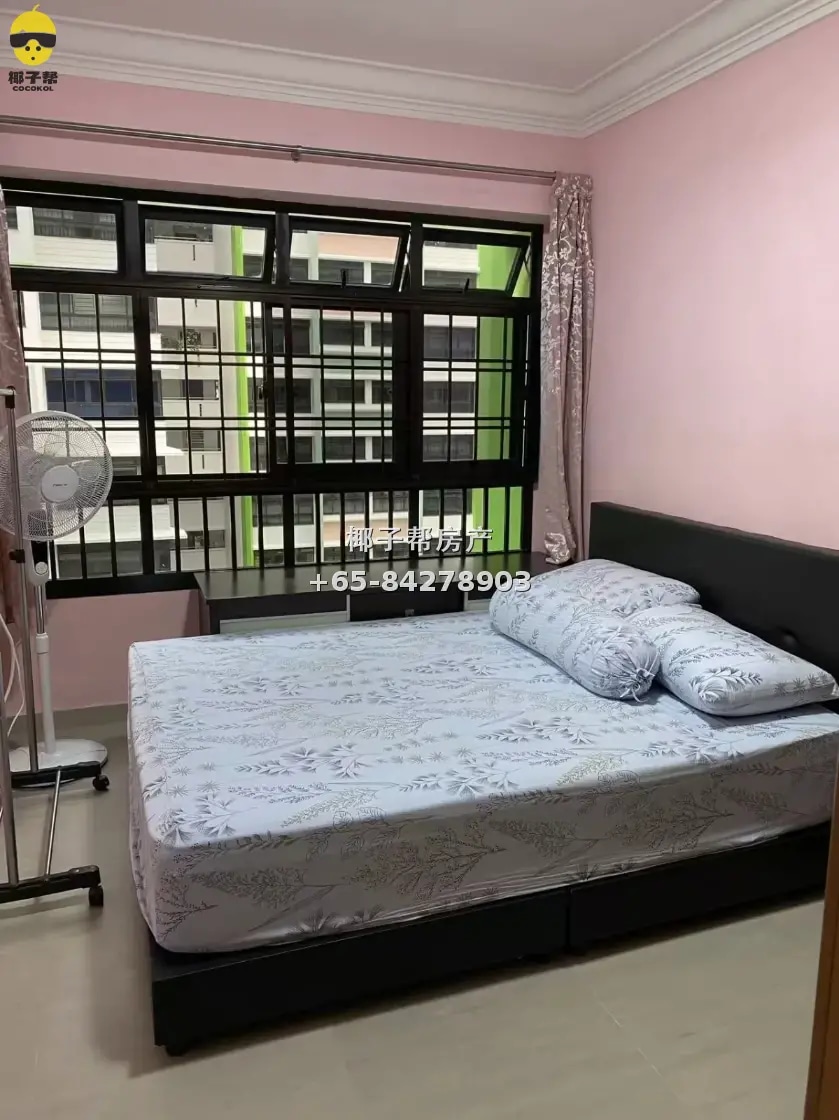 HDB single room next to Lakeside MRT station, 9-minute walk 1