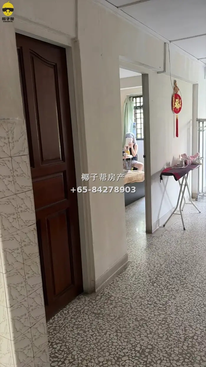 Bedok HDB small room near MRT. Couples may stay. Cooking all 2