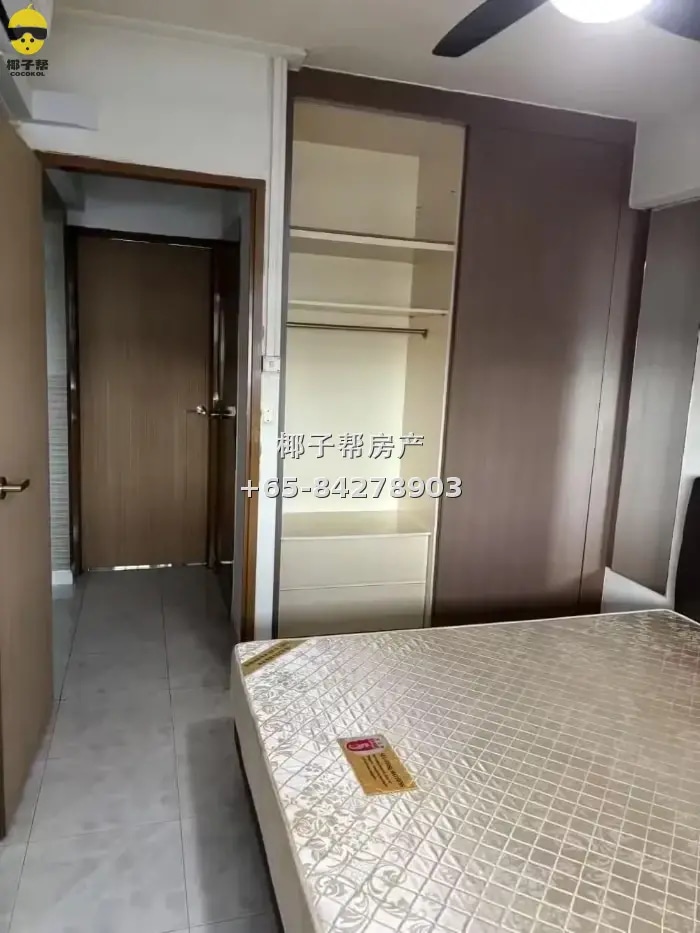 Air-conditioned room in shared apartment near Woodlands MRT. 2