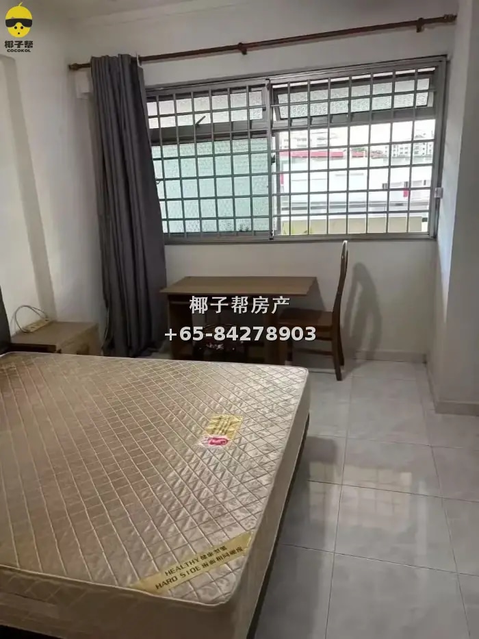 Air-conditioned room in shared apartment near Woodlands MRT. 3