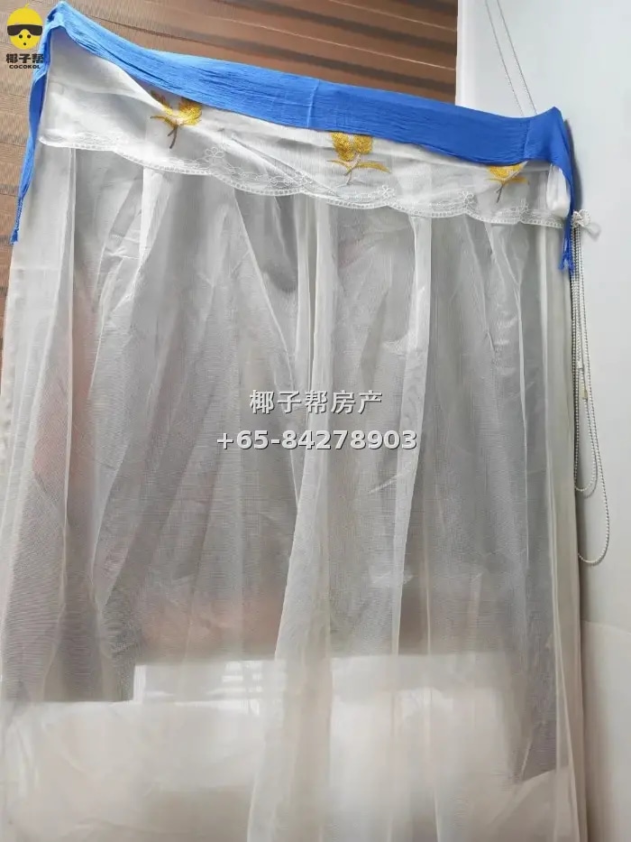 Small room in HDB flat near Queenstown MRT. Utilities includ 6