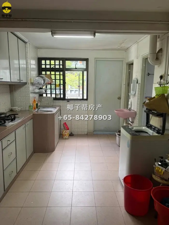 Bedok HDB small room near MRT. Couples may stay. Cooking all 3