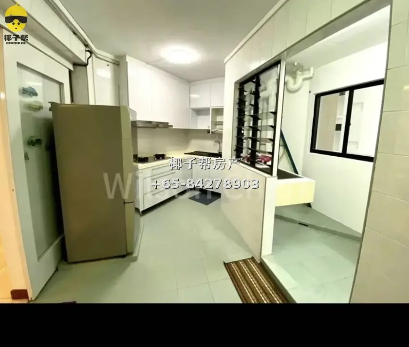 Large HDB room next to Jurong East MRT, 5-minute walk to IMM 4