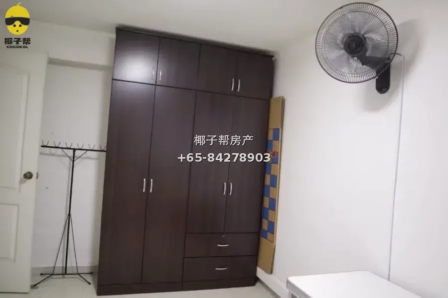 Female single room in HDB flat next to Tiong Bahru MRT. Util 2
