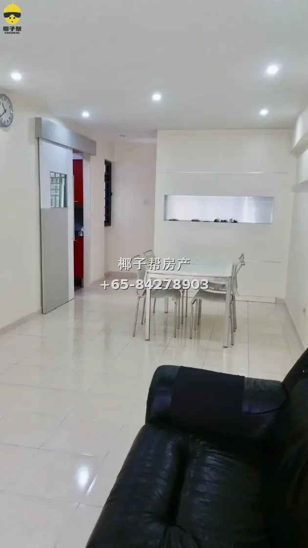 3-room HDB flat near Tongkang MRT/LRT in Sengkang, 1195 sq f 2