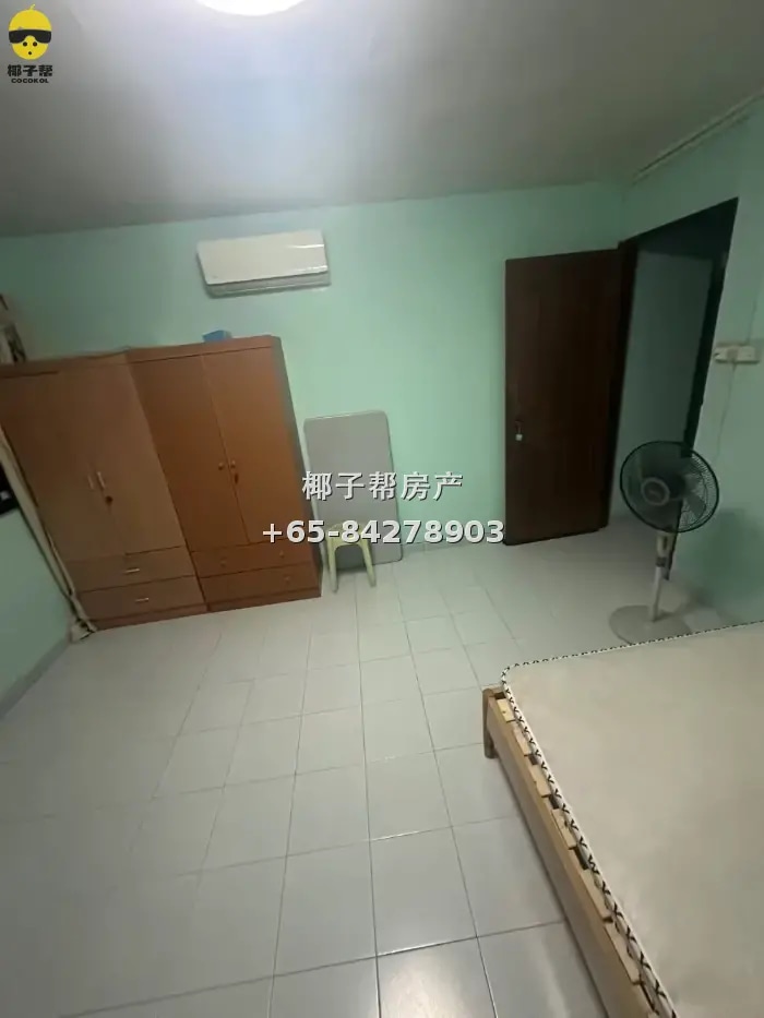 Spacious common room beside Woodlands MRT. No owner staying 2