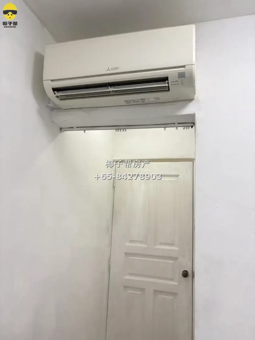 5-minute walk from Lakeside MRT Station. Single room in bung 1