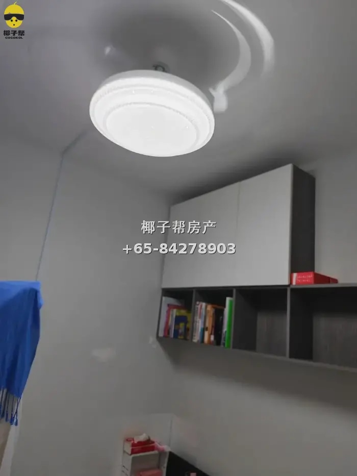 Small room in HDB flat near Queenstown MRT. Utilities includ 1