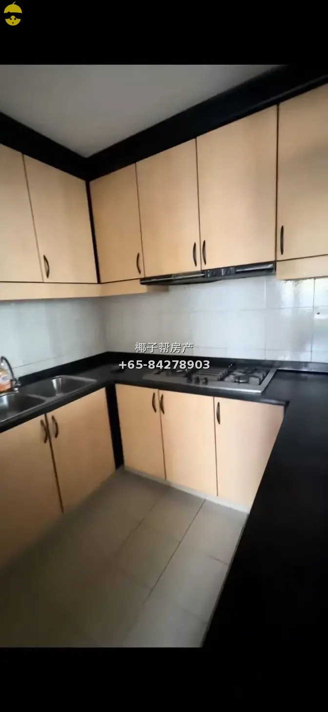 Bukit Batok condo common room near MRT. Utilities included, 4
