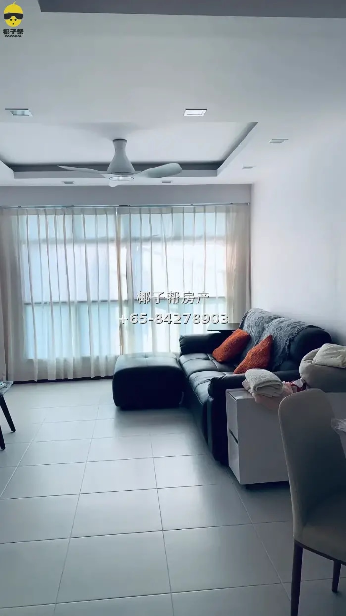 Small single room in HDB flat near Woodlands MRT. 10-minute 1
