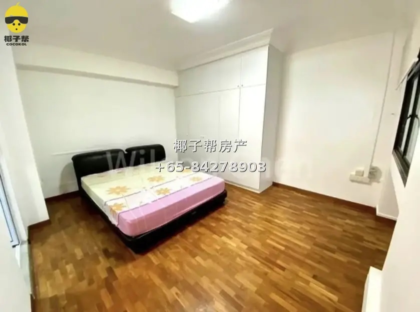 Large HDB room next to Jurong East MRT, 5-minute walk to IMM 2