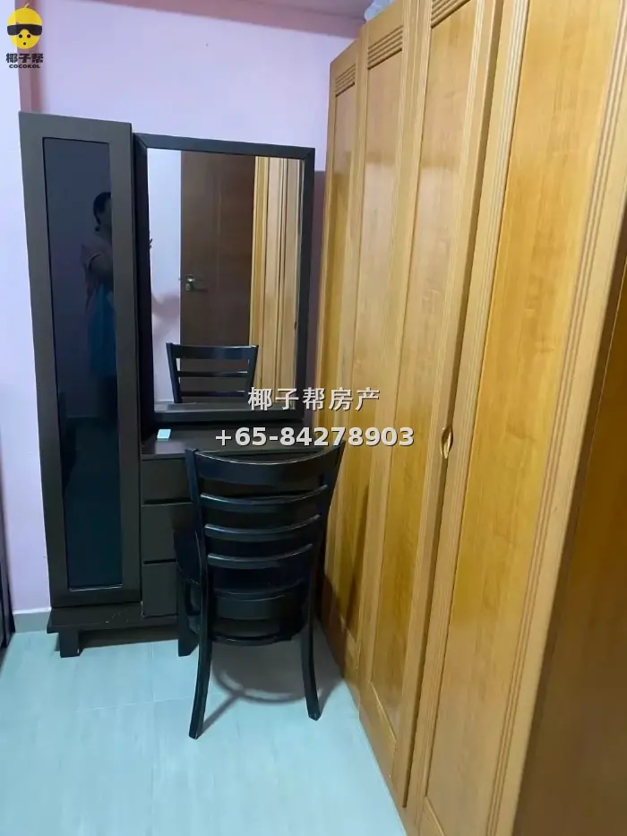 HDB single room next to Lakeside MRT station, 9-minute walk 2