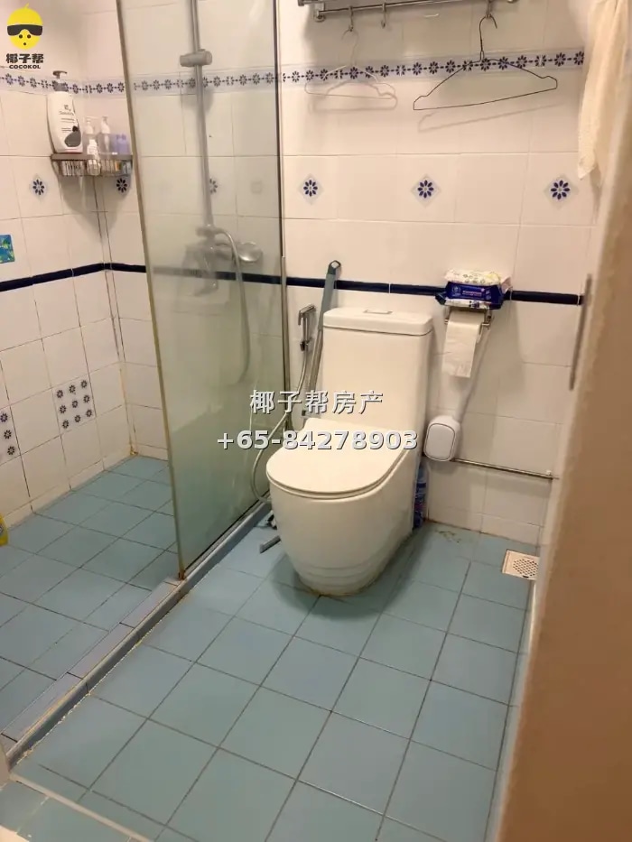 Sembawang corner master bedroom, near MRT, utilities include 4