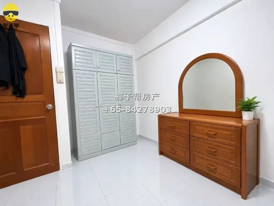 Common room in HDB flat next to Ang Mo Kio Mayflower MRT, 5- 2