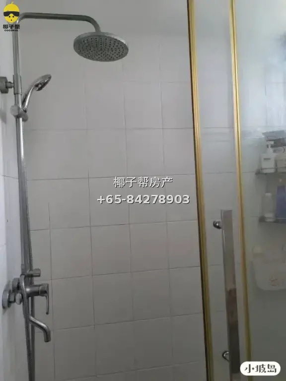 Small room in HDB flat near Queenstown MRT. Utilities includ 3