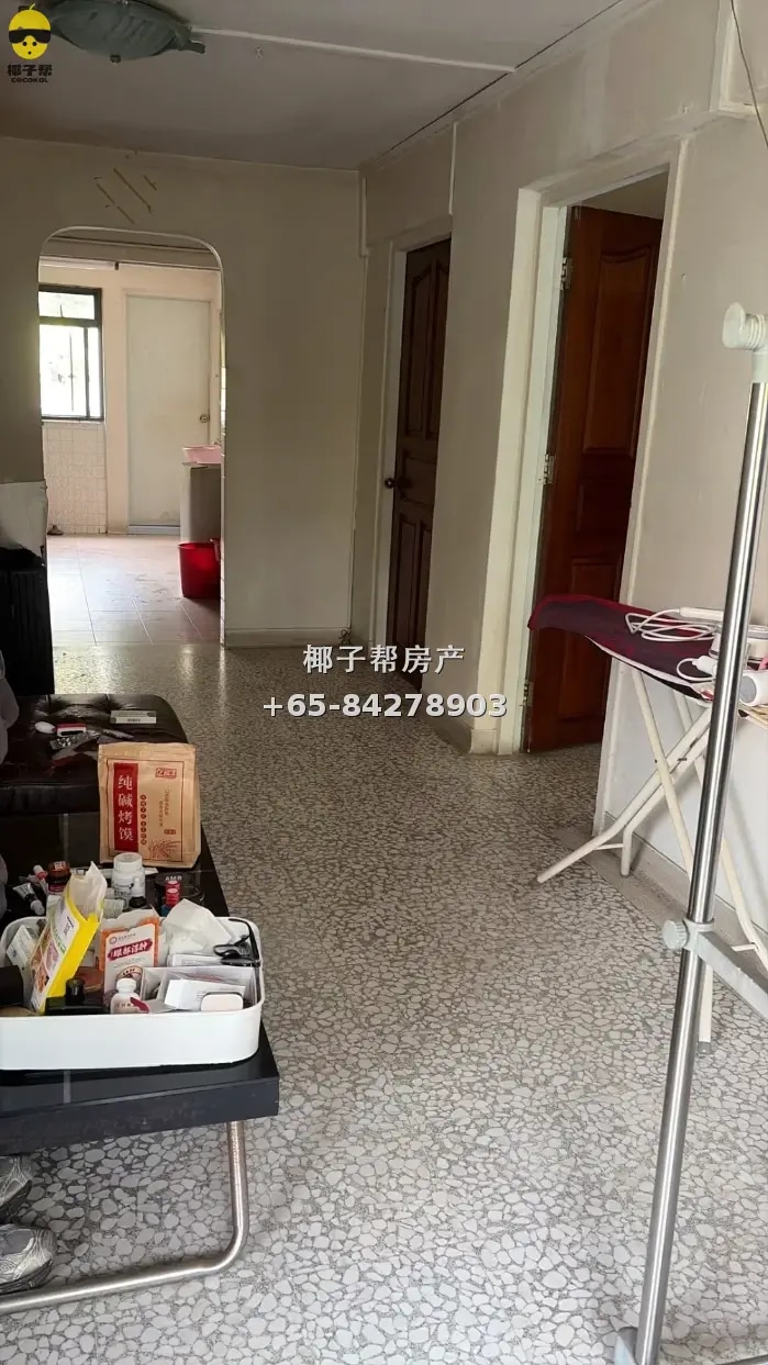 Bedok HDB small room near MRT. Couples may stay. Cooking all 1