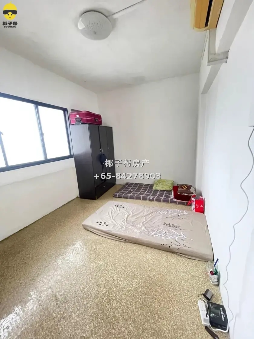HDB room next to Lakeside MRT Station, Jurong West. Couples 1