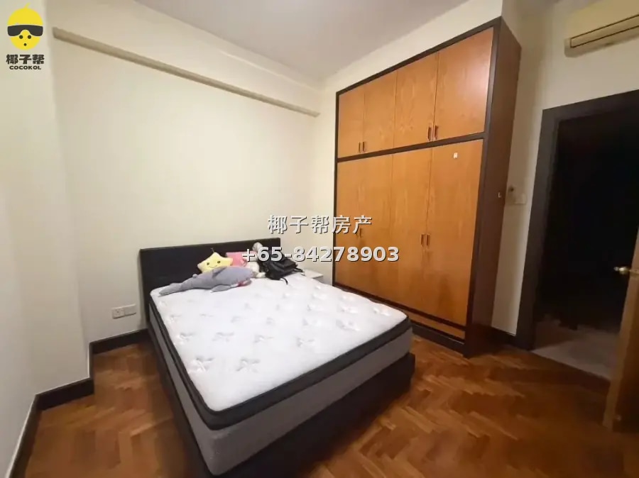 Bukit Batok condo common room near MRT. Utilities included, 2