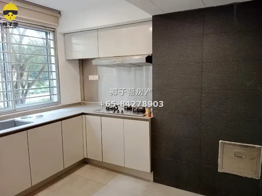 Common room in Pandan Valley apartment, near Dover MRT, no a 3