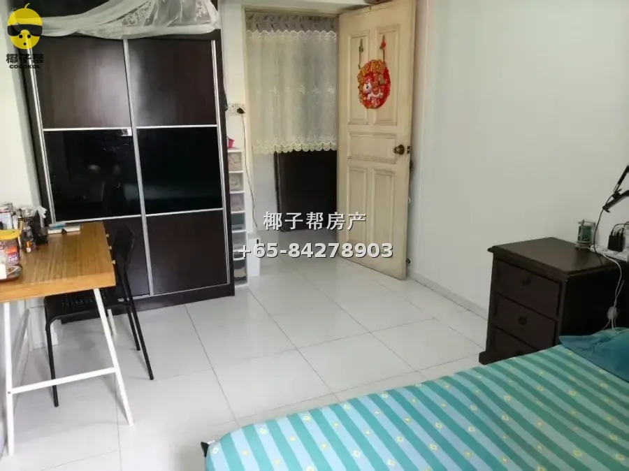 Common room, 2-minute walk from Woodlands South MRT. Utiliti 2