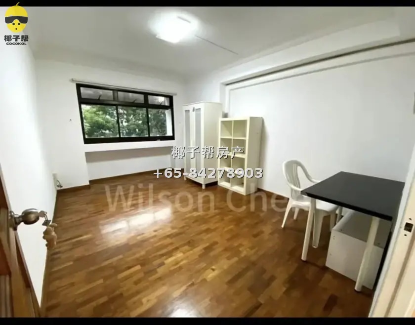 Large HDB room next to Jurong East MRT, 5-minute walk to IMM 3