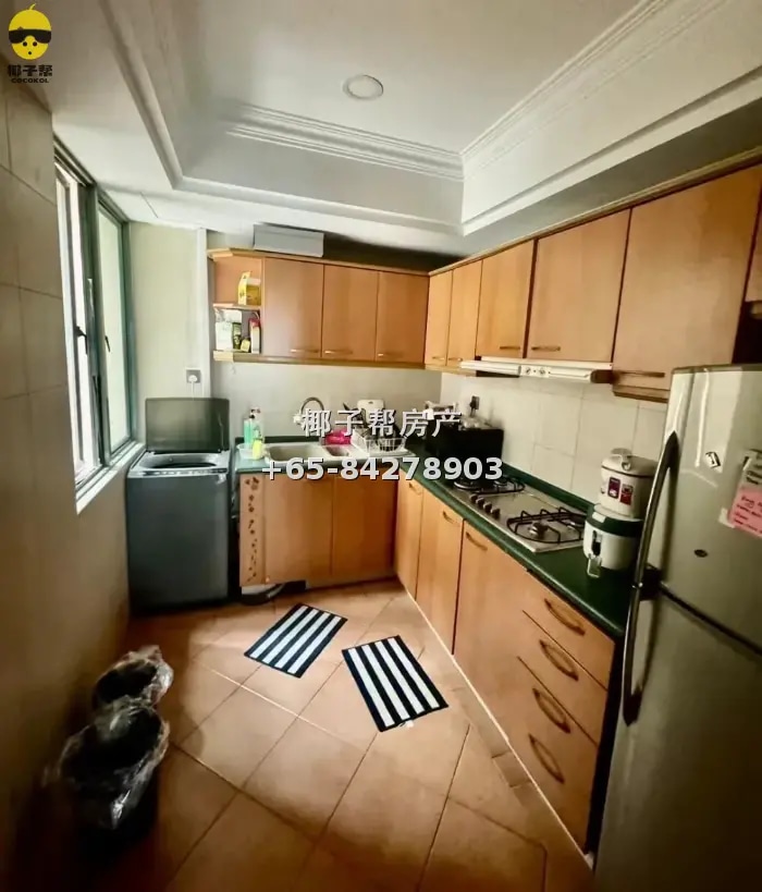 Common room in female-only apartment next to Dhoby Ghaut MRT 2