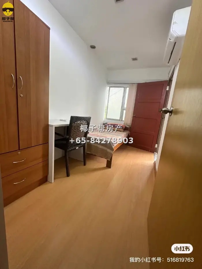 Private room in shared flat next to Kembangan MRT, about 3 m 1