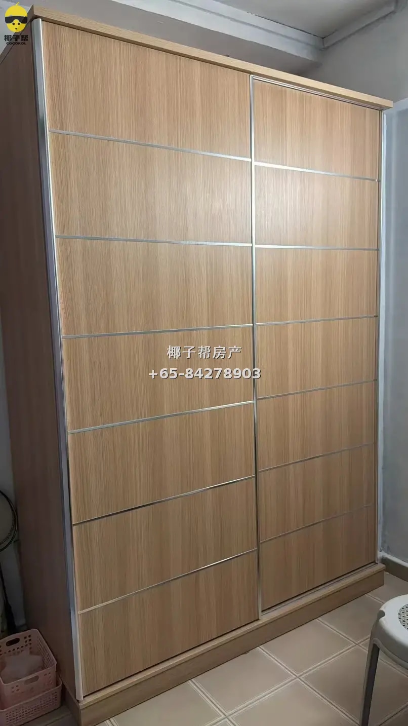 HDB common room beside Bukit Gombak MRT. Utilities included, 2