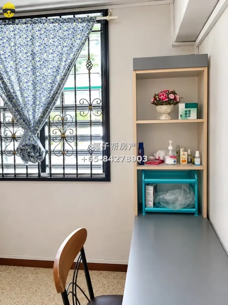 HDB common room beside Queenstown MRT. Utilities included, f 3